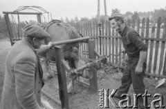 Wrzesień 1989, Korytów k/Żyrardowa, woj. Skierniewice, Polska
Kuźnia w Korytowie, kowal podkuwający konia.
Fot. Jarosław Tarań, zbiory Ośrodka KARTA [89-88] 
