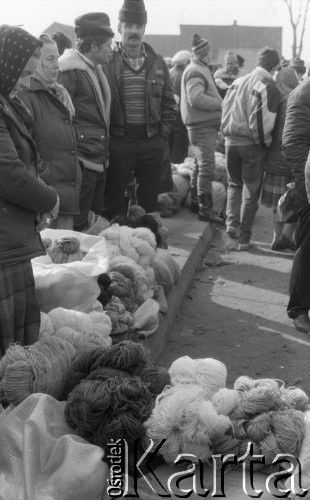 Marzec 1989, Nowy Targ, Polska
Czwartkowy targ w Nowym Targu, kobiety sprzedające wełnę.
Fot. Jarosław Tarań, zbiory Ośrodka KARTA [89-58] 
