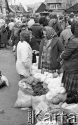 Marzec 1989, Nowy Targ, Polska
Czwartkowy targ w Nowym Targu, kobieta sprzedająca wełnę.
Fot. Jarosław Tarań, zbiory Ośrodka KARTA [89-59] 
