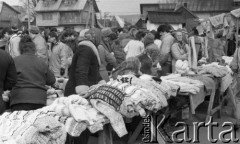 Marzec 1989, Nowy Targ, Polska
Czwartkowy targ w Nowym Targu, stoisko z wełnianymi swetrami.
Fot. Jarosław Tarań, zbiory Ośrodka KARTA [89-59] 
