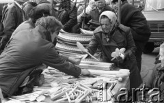 Marzec 1989, Nowy Targ, Polska
Czwartkowy targ w Nowym Targu, stoisko z drewnianymi przyborami kuchennymi.
Fot. Jarosław Tarań, zbiory Ośrodka KARTA [89-59] 
