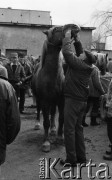 Marzec 1989, Nowy Targ, Polska
Czwartkowy targ w Nowym Targu, mężczyzna oglądający zęby konia.
Fot. Jarosław Tarań, zbiory Ośrodka KARTA [89-59] 
