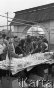 Marzec 1989, Nowy Targ, Polska
Czwartkowy targ w Nowym Targu, kupujący przy stoisku z wyrobami cukierniczymi.
Fot. Jarosław Tarań, zbiory Ośrodka KARTA [89-58] 
