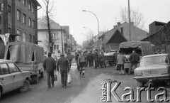 Marzec 1989, Nowy Targ, Polska
Czwartkowy targ w Nowym Targu, samochody stojące na ulicy.
Fot. Jarosław Tarań, zbiory Ośrodka KARTA [89-59] 
