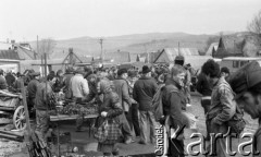 Marzec 1989, Nowy Targ, Polska
Czwartkowy targ w Nowym Targu, stoisko z wyrobami żelaznymi.
Fot. Jarosław Tarań, zbiory Ośrodka KARTA [89-59] 
