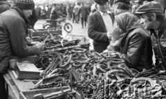 Marzec 1989, Nowy Targ, Polska
Czwartkowy targ w Nowym Targu, stoisko z wyrobami żelaznymi.
Fot. Jarosław Tarań, zbiory Ośrodka KARTA [89-59] 
