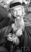 17.04.1989, Warszawa, Polska.
Ewa Pape, organizatorka i sponsorka kilkudziesięciu wystaw polskiego malarstwa, rzeźby i fotografii w USA oraz ofiarodawczyni obrazów współczesnych amerykańskich artystów dla Galerii 