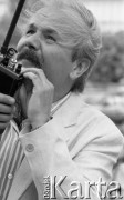 31.05.1989, Warszawa, Polska.
Marek Kotański koordynujący przez walkie-talkie zawieszanie transparentów z hasłami: 