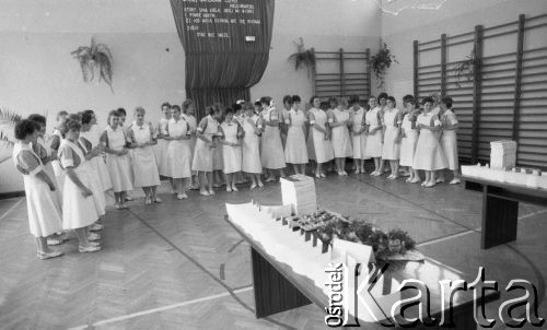24.11.1989, Żyrardów, woj. Skierniewice, Polska
Czepkowanie uczennic II klasy Liceum Medycznego. 
Fot. Jarosław Tarań, zbiory Ośrodka KARTA [89-98] 

