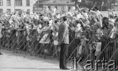 10.07.1989, Warszawa, Polska.
Wizyta prezydenta Stanów Zjednoczonych Georga Busha przy Grobie Nieznanego Żołnierza, tłum z amerykańskimi chorągiewkami i milicjant.
Fot. Jarosław Tarań, zbiory Ośrodka KARTA [89-30] 
