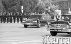 10.07.1989, Warszawa, Polska.
Wizyta prezydenta Stanów Zjednoczonych Georga Busha przy Grobie Nieznanego Żołnierza, samochody wiozące dostojników, w tle żołnierze z kompanii honorowej.
Fot. Jarosław Tarań, zbiory Ośrodka KARTA [89-30] 
