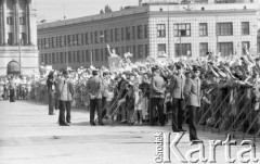 10.07.1989, Warszawa, Polska.
Wizyta prezydenta Stanów Zjednoczonych Georga Busha przy Grobie Nieznanego Żołnierza. Tłum z amerykańskimi chorągiewkami i milicjanci pilnujący porządku.
Fot. Jarosław Tarań, zbiory Ośrodka KARTA [89-30] 
