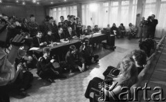 Luty-marzec 1989, Warszawa, Polska.
Wstępne eliminacje do półfinału wyborów Miss Polonia 1989, dziewczyny rozmawiające z jurorami, z lewej grupa fotoreporterów.
Fot. Jarosław Tarań, zbiory Ośrodka KARTA [89-18] 
