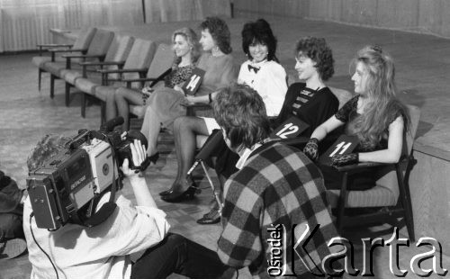 Luty-marzec 1989, Warszawa, Polska.
Wstępne eliminacje do półfinału wyborów Miss Polonia 1989, dziewczyny rozmawiające z jurorami, na pierwszym planie ekipa telewizyjna z kamerą i mikrofonem.
Fot. Jarosław Tarań, zbiory Ośrodka KARTA [89-18] 
