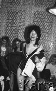 Luty-marzec 1989, Warszawa, Polska.
Wstępne eliminacje do półfinału wyborów Miss Polonia 1989, dziewczyny przygotowujące się w garderobie do spotkania z jurorami.
Fot. Jarosław Tarań, zbiory Ośrodka KARTA [89-18] 
