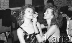 Luty-marzec 1989, Warszawa, Polska.
Wstępne eliminacje do półfinału wyborów Miss Polonia 1989, dziewczyny poprawiające makijaż w garderobie przed spotkaniem z jurorami.
Fot. Jarosław Tarań, zbiory Ośrodka KARTA [89-18] 

