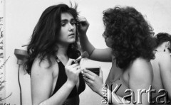 Luty-marzec 1989, Warszawa, Polska.
Wstępne eliminacje do półfinału wyborów Miss Polonia 1989, dziewczyny poprawiające makijaż w garderobie przed spotkaniem z jurorami.
Fot. Jarosław Tarań, zbiory Ośrodka KARTA [89-18] 
