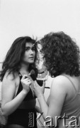Luty-marzec 1989, Warszawa, Polska.
Wstępne eliminacje do półfinału wyborów Miss Polonia 1989, dziewczyny poprawiające makijaż w garderobie przed spotkaniem z jurorami.
Fot. Jarosław Tarań, zbiory Ośrodka KARTA [89-18] 
