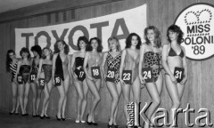 Luty-marzec 1989, Warszawa, Polska.
Wstępne eliminacje do półfinału wyborów Miss Polonia 1989, dziewczyny w kostiumach kąpielowych na scenie.
Fot. Jarosław Tarań, zbiory Ośrodka KARTA [89-17] 
