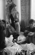 11.02.1989, Warszawa, Polska.
Półfinał wyborów Miss Mazowsza, dziewczyny w garderobie.
Fot. Jarosław Tarań, zbiory Ośrodka KARTA [89-11] 
