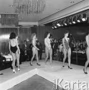18.02.1989, Warszawa, Polska.
Finał wyborów Miss Mazowsza, dziewczyny w kostiumach kąpielowych na scenie.
Fot. Jarosław Tarań, zbiory Ośrodka KARTA [89-1] 
