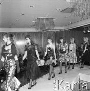 18.02.1989, Warszawa, Polska.
Finał wyborów Miss Mazowsza, dziewczyny w sukienkach wieczorowych na scenie.
Fot. Jarosław Tarań, zbiory Ośrodka KARTA [89-1] 
