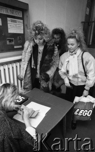 28.01.1989, Warszawa, Polska.
Warszawskie eliminacje do wyborów Miss Polonia, rejestracja kandydatek.
Fot. Jarosław Tarań, zbiory Ośrodka KARTA [89-5] 
