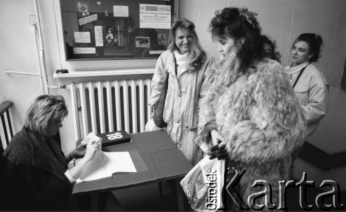 28.01.1989, Warszawa, Polska.
Warszawskie eliminacje do wyborów Miss Polonia, rejestracja kandydatek.
Fot. Jarosław Tarań, zbiory Ośrodka KARTA [89-5] 
