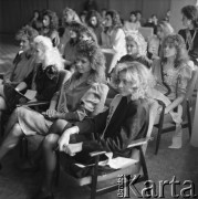 26.02.1989, Warszawa, Polska.
Ogólnopolskie eliminacje do wyborów Miss Polonia, zwyciężczynie wyborów regionalnych podczas spotkania z jurorami.
Fot. Jarosław Tarań, zbiory Ośrodka KARTA [89-3] 
