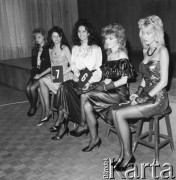 26.02.1989, Warszawa, Polska.
Ogólnopolskie eliminacje do wyborów Miss Polonia, dziewczyny podczas rozmowy z jurorami.
Fot. Jarosław Tarań, zbiory Ośrodka KARTA [89-2] 
