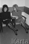 28.01.1989, Warszawa, Polska.
Warszawskie eliminacje do wyborów Miss Polonia, dziewczyny czekające za kulisami.
Fot. Jarosław Tarań, zbiory Ośrodka KARTA [89-8] 
