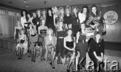 26.02.1989, Warszawa, Polska.
Ogólnopolskie eliminacje do wyborów Miss Polonia, dziewczyny w sukienkach wieczorowych, z prawej wisi logo konkursu.
Fot. Jarosław Tarań, zbiory Ośrodka KARTA [89-7] 
