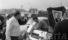 10.09.1989, Warszawa - Bemowo, Polska.
Lotnisko na Bemowie, giełda samochodowa, mężczyzna patrzący na portret Michaiła Gorbaczowa. W tle osiedle mieszkaniowe.
Fot. Jarosław Tarań, zbiory Ośrodka KARTA [89-38] 
