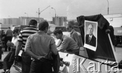 10.09.1989, Warszawa - Bemowo, Polska.
Lotnisko na Bemowie, giełda samochodowa, mężczyźni stojący obok samochodu, z prawej wisi portret Michaiła Gorbaczowa.
Fot. Jarosław Tarań, zbiory Ośrodka KARTA [89-38] 
