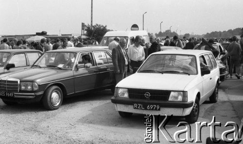 10.09.1989, Warszawa - Bemowo, Polska.
Lotnisko na Bemowie, giełda samochodowa, klienci oglądający Opla i Mercedesa.
Fot. Jarosław Tarań, zbiory Ośrodka KARTA [89-38] 
