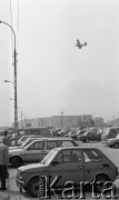 10.09.1989, Warszawa - Bemowo, Polska.
Lotnisko na Bemowie, giełda samochodowa, na pierwszym planie Fiat 126 P, w górze lecący samolot.
Fot. Jarosław Tarań, zbiory Ośrodka KARTA [89-38] 
