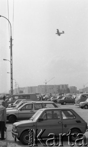 10.09.1989, Warszawa - Bemowo, Polska.
Lotnisko na Bemowie, giełda samochodowa, na pierwszym planie Fiat 126 P, w górze lecący samolot.
Fot. Jarosław Tarań, zbiory Ośrodka KARTA [89-38] 
