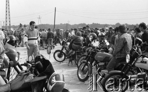 10.09.1989, Warszawa - Bemowo, Polska.
Lotnisko na Bemowie, giełda motocyklowa.
Fot. Jarosław Tarań, zbiory Ośrodka KARTA [89-38] 
