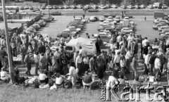 10.09.1989, Warszawa, Polska.
Targowisko na Stadionie Dziesięciolecia, tłum kupujących, w tle parkujące samochody.
Fot. Jarosław Tarań, zbiory Ośrodka KARTA [89-38] 
