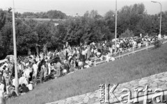 10.09.1989, Warszawa, Polska.
Targowisko na Stadionie Dziesięciolecia, tłum kupujących.
Fot. Jarosław Tarań, zbiory Ośrodka KARTA [89-38] 
