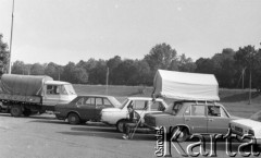 10.09.1989, Warszawa, Polska.
Targowisko na Stadionie Dziesięciolecia, namiot zamontowany na dachu samochodu.
Fot. Jarosław Tarań, zbiory Ośrodka KARTA [89-38] 
