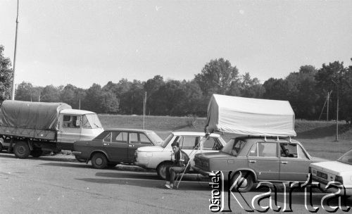 10.09.1989, Warszawa, Polska.
Targowisko na Stadionie Dziesięciolecia, namiot zamontowany na dachu samochodu.
Fot. Jarosław Tarań, zbiory Ośrodka KARTA [89-38] 
