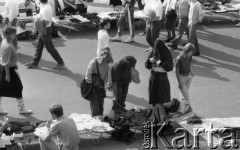10.09.1989, Warszawa, Polska.
Targowisko na Stadionie Dziesięciolecia, ubrania rozłożone na łóżkach polowych.
Fot. Jarosław Tarań, zbiory Ośrodka KARTA [89-38] 

