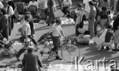 10.09.1989, Warszawa, Polska.
Targowisko na Stadionie Dziesięciolecia, mężczyzna z rowerem.
Fot. Jarosław Tarań, zbiory Ośrodka KARTA [89-38] 
