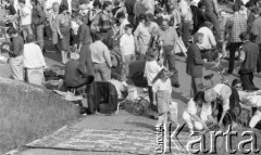 10.09.1989, Warszawa, Polska.
Targowisko przy Stadionie Dziesięciolecia, klientka oglądająca dywan.
Fot. Jarosław Tarań, zbiory Ośrodka KARTA [89-38] 
