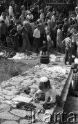 10.09.1989, Warszawa, Polska.
Targowisko na Stadionie Dziesięciolecia, tłum kupujących, na pierwszym planie bawiąca się dziewczynka.
Fot. Jarosław Tarań, zbiory Ośrodka KARTA [89-38] 
