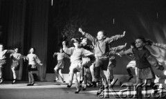 Czerwiec 1989, Warszawa, Polska.
Występ dziecięcego zespołu artystycznego.
Fot. Jarosław Tarań, zbiory Ośrodka KARTA [89-19] 
