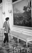Maj 1989, Warszawa, Polska.
Mężczyzna o kulach podczas zwiedzania Zamku Królewskiego.
Fot. Jarosław Tarań, zbiory Ośrodka KARTA [89-39] 
