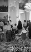 Maj 1989, Warszawa, Polska.
Grupa osób niepełnosprawnych podczas zwiedzania Zamku Królewskiego.
Fot. Jarosław Tarań, zbiory Ośrodka KARTA [89-39] 
