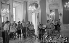 Maj 1989, Warszawa, Polska.
Grupa osób niepełnosprawnych podczas zwiedzania Zamku Królewskiego.
Fot. Jarosław Tarań, zbiory Ośrodka KARTA [89-39] 

